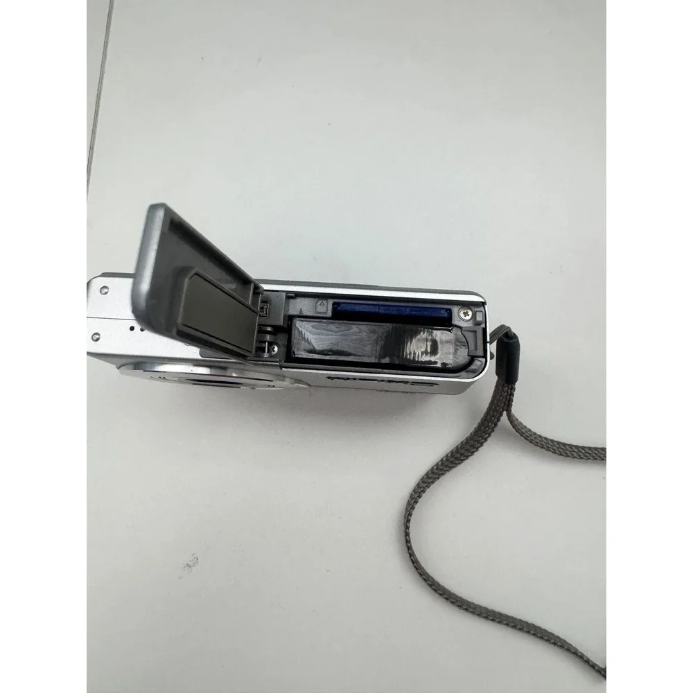Casio Exilim EX-Z500 5.0MP Digital Camera Silver Bundle with SD Cards